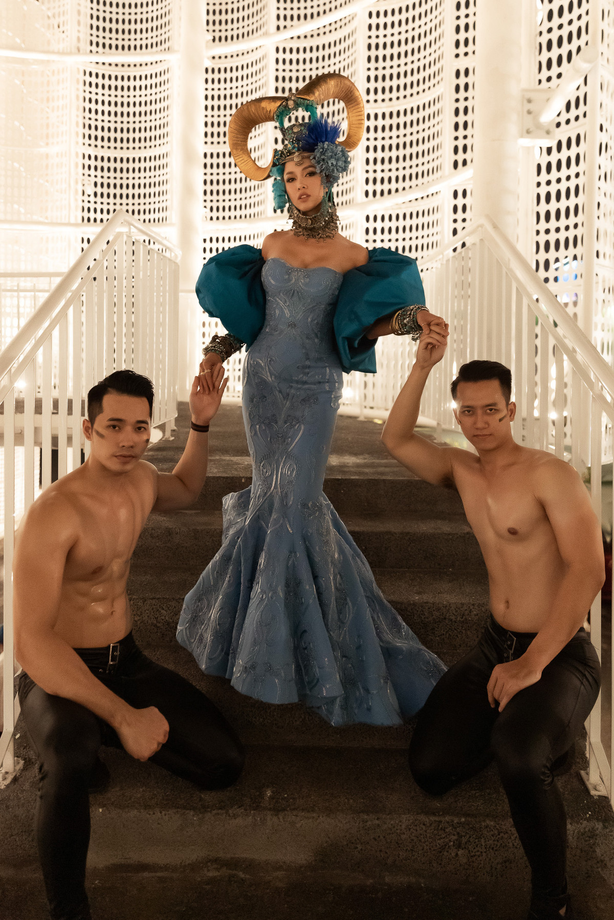 Nữ diễn viên diện váy đuôi cá, đầu đội hai chiếc sừng lớn, khoe vòng 1 "khủng" bên 2 người mẫu nam thể hình 6 múi. Sự kiện được ví von như một Met Gala đầu tiên tại Việt Nam nên các nghệ sĩ và khách mời thoải mái sáng tạo theo phong cách riêng của mình.