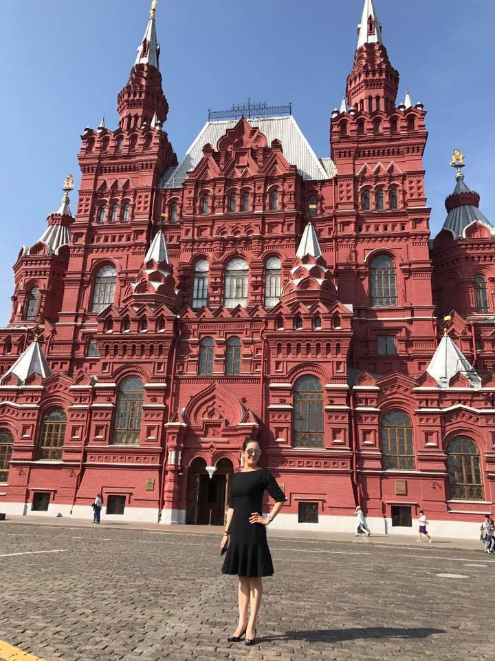 "Nữ hoàng phòng trà" thả dáng tại Nga.