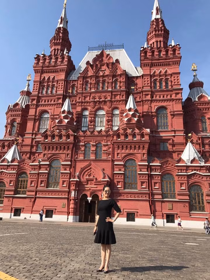 "Nữ hoàng phòng trà" thả dáng tại Nga.