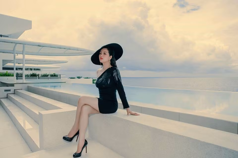 Trên trang cá nhân, ngoài những hình ảnh chăm chỉ đi hát , Đinh Hiền Anh cũng thường xuyên đăng tải những hình ảnh đi nghỉ dưỡng rất sang chảnh cùng gia đình.