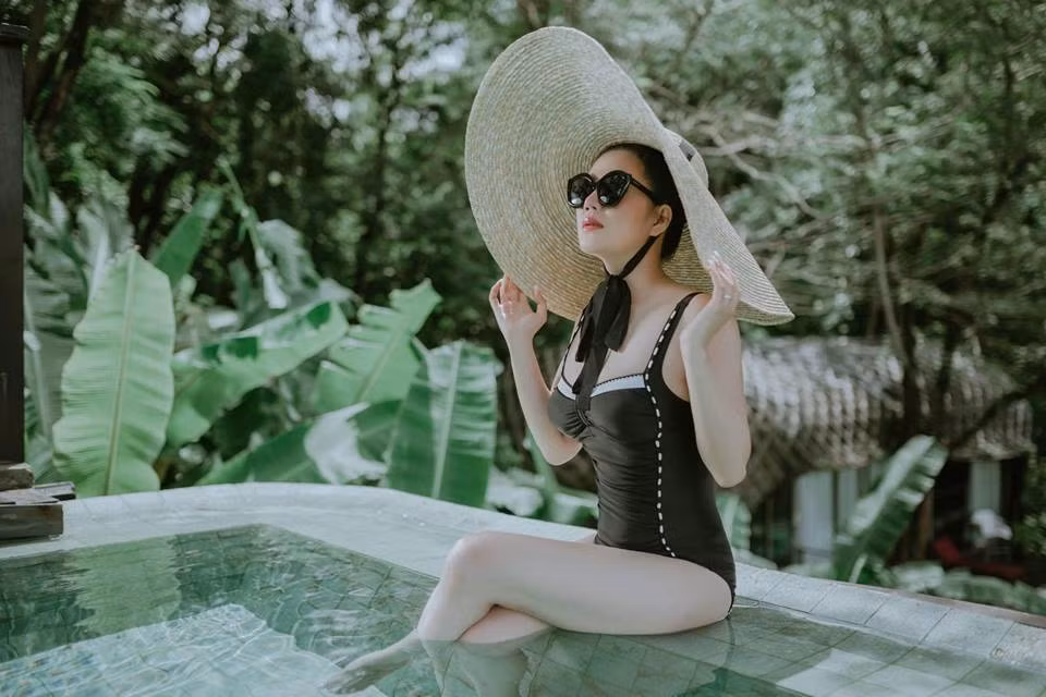 Đinh Hiền Anh luôn xuất hiện với những phụ kiện điệu đà.