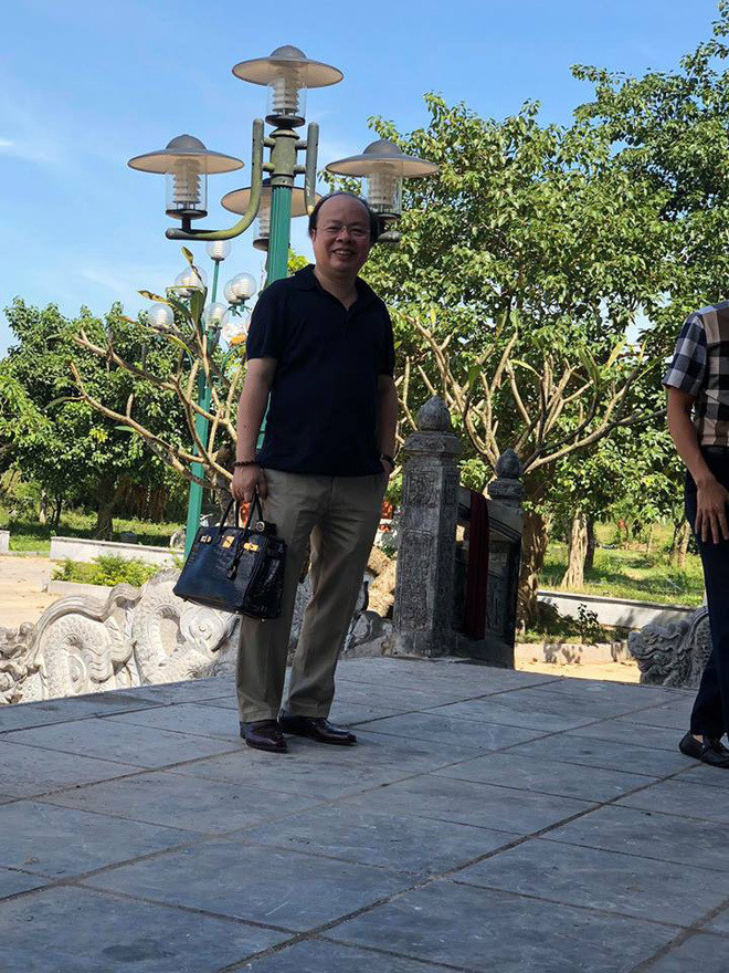 Mỗi khi đi cùng nhau, Thứ trưởng Huỳnh Quang Hải không ngần ngại xách túi cho vợ.