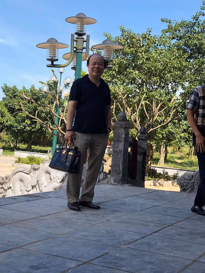 Mỗi khi đi cùng nhau, Thứ trưởng Huỳnh Quang Hải không ngần ngại xách túi cho vợ.