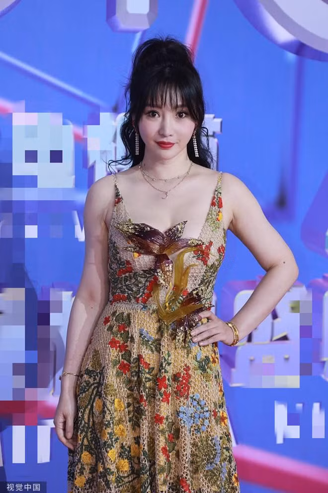 "Siêu vòng một" Liễu Nham ngã không thể đứng dậy trên thảm đỏ Theo Sohu, tối 11/6, lễ khai mạc Liên hoan phim Thượng Hải lần thứ 25 được tổ chức tại Thượng Hải. Liễu Nham diện váy sặc sỡ xuất hiện trên thảm đỏ.