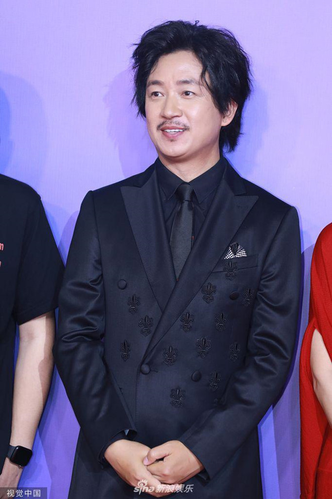 Nam diễn viên Phan Việt Minh phát tướng trông thấy. Sau khi ly hôn Đổng Khiết, Phan Việt Minh kín tiếng trong cuộc sống riêng. Theo Sina, thảm đỏ LHP Thượng Hải năm nay không quy tụ nhiều nghệ sĩ hạng A như các năm trước.