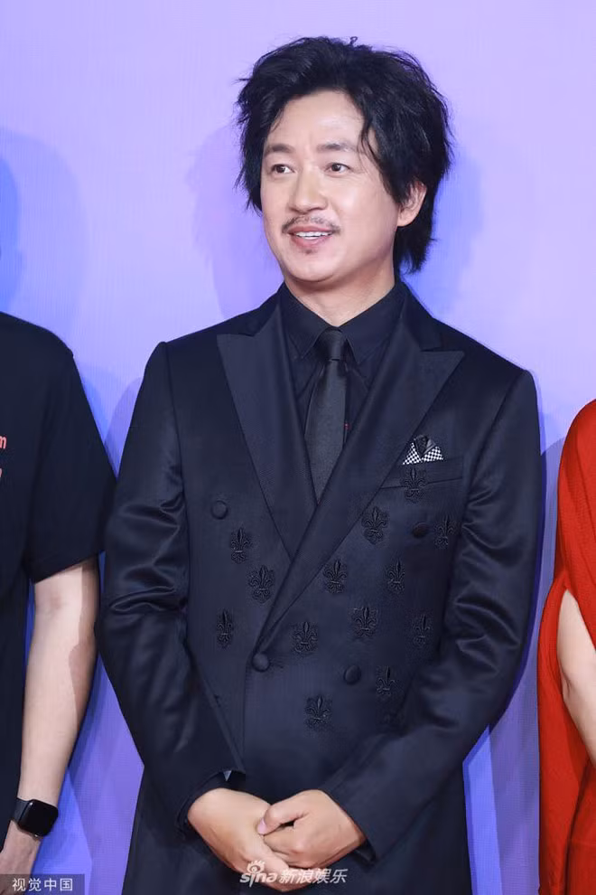 Nam diễn viên Phan Việt Minh phát tướng trông thấy. Sau khi ly hôn Đổng Khiết, Phan Việt Minh kín tiếng trong cuộc sống riêng. Theo Sina, thảm đỏ LHP Thượng Hải năm nay không quy tụ nhiều nghệ sĩ hạng A như các năm trước.