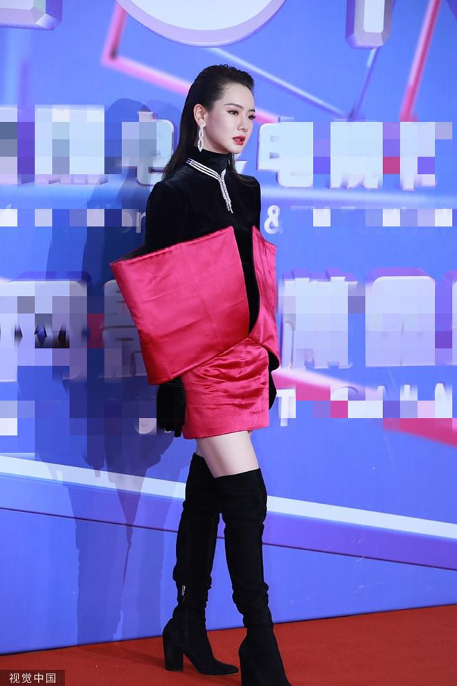 Thích Vy nổi bật trong bộ đầm kiểu cách và boots cao cổ. Cô là khách mời quen thuộc của sự kiện liên hoan phim vài năm qua.