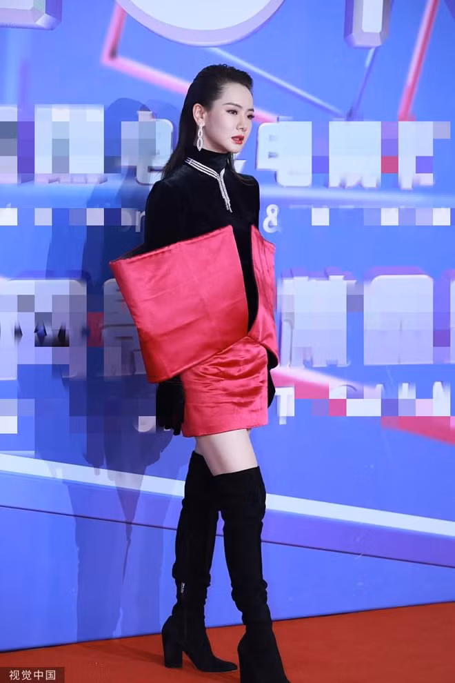 Thích Vy nổi bật trong bộ đầm kiểu cách và boots cao cổ. Cô là khách mời quen thuộc của sự kiện liên hoan phim vài năm qua.