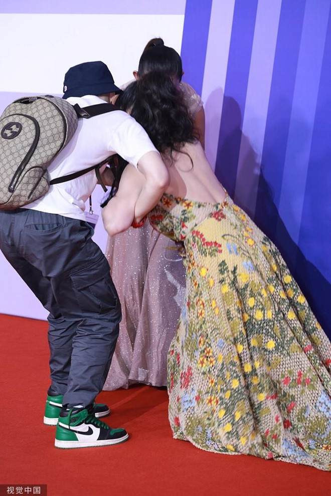 Tại sự kiện thảm đỏ, Liễu Nham vấp ngã ngay trước ống kính. Theo ghi nhận của phóng viên, nữ diễn viên đã giẫm vào váy khi di chuyển. Cô không thể tự đứng dậy cho đến khi có sự giúp đỡ của MC chương trình và nhân viên hậu trường. Đối diện nghi vấn giả vờ ngã để gây chú ý, Liễu Nham cho biết: "Sự cố vừa qua khiến tôi xấu hổ, không đủ sức giải thích điều gì".