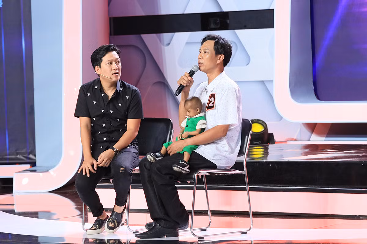 Câu chuyện có thể đã dừng ở đó nếu cha nuôi hiện tại của em – thầy Đặng Văn Cương, Hiệu trưởng Trường Tiểu học Sơn Ba không nhìn thấy em nằm ngoan trong cái địu của mẹ mà thắc mắc. Kể từ lúc đó thầy Cương đã kiên trì suốt 2 năm trời thuyết phục cha mẹ em cho em đến trường năm K’Rể được 7 tuổi.