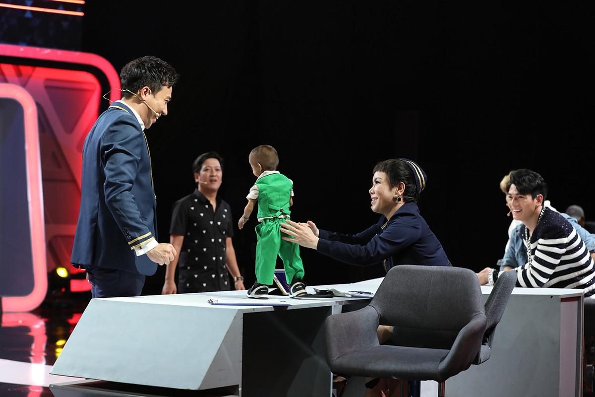 Một cậu bé tí hon hoạt bát, vui đùa trong lòng thầy Cương, được đi học, được ăn được ngủ cùng thầy Hiệu trưởng thì duy nhất chỉ có K’Rể :” Mọi trẻ em đều có quyền được đến trường và K’Rể không phải là ngoại lệ”.