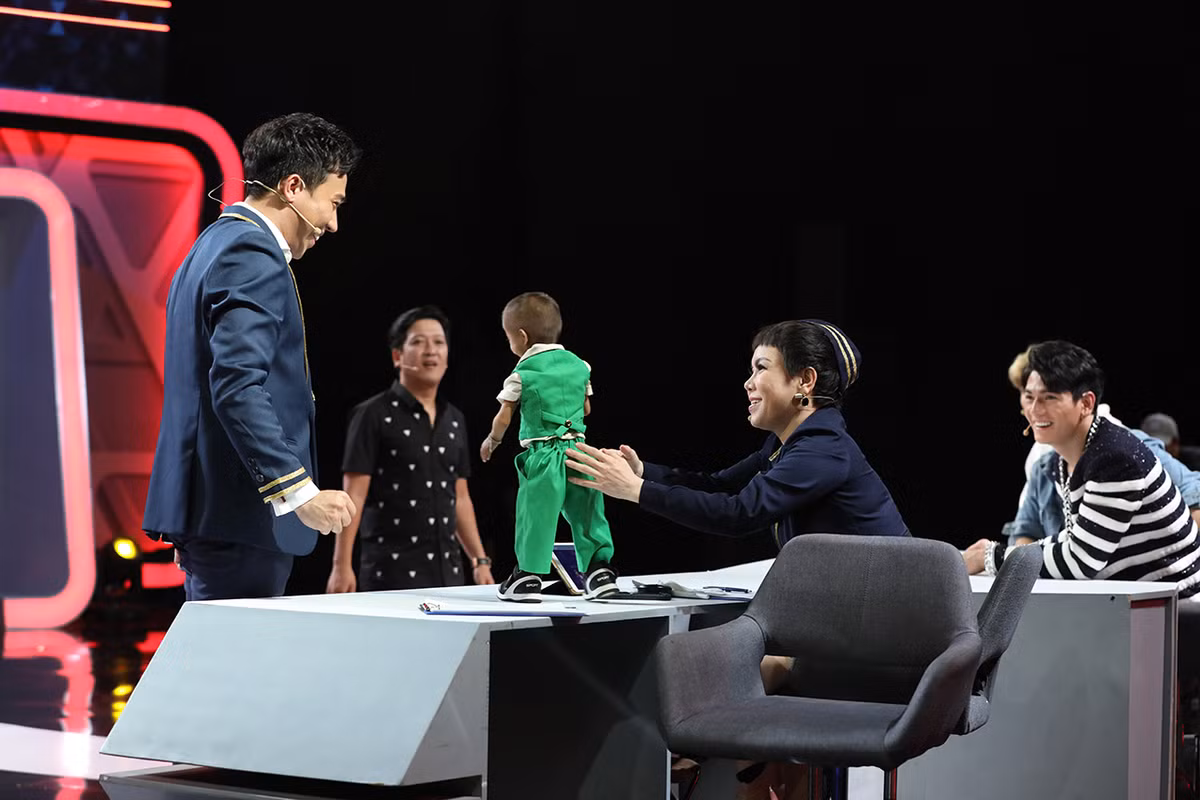 Một cậu bé tí hon hoạt bát, vui đùa trong lòng thầy Cương, được đi học, được ăn được ngủ cùng thầy Hiệu trưởng thì duy nhất chỉ có K’Rể :” Mọi trẻ em đều có quyền được đến trường và K’Rể không phải là ngoại lệ”.