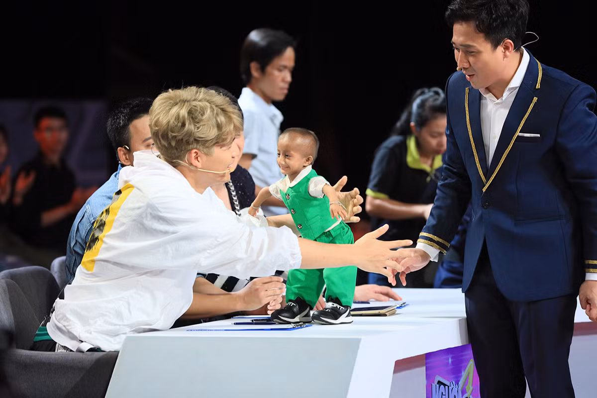 Dù thế nhưng cha mẹ em vẫn đắn đo khi đưa em về ở với thầy: liệu K’Rể có thích nghi được với môi trường mới, liệu em có chịu ở với thầy Cương không... Nhưng bằng quyết tâm của một người nhà giáo, thầy Cương đã cho tất cả chúng ta thấy những điều kỳ diệu, tốt đẹp đều bắt nguồn từ những hành động nhỏ nhưng chứa đựng cả tấm lòng.