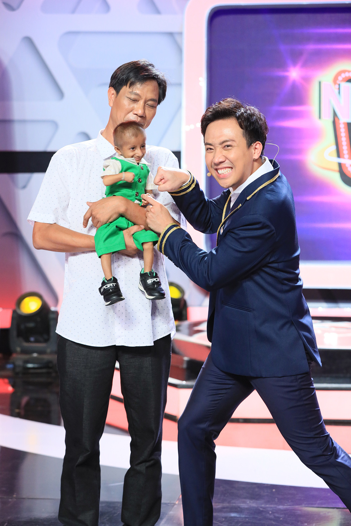 Khoảnh khắc K’Rể xuất hiện trên sân khấu lại là khoảnh khắc lắng đọng nhất bởi đứng trên sân khấu là một cậu bé 10 tuổi bị nhốt trong cơ thể chỉ cao gần 60 cm. Cậu bé đáng yêu, hồn nhiên này là tên đầy đủ là Đinh Văn K’Rể hay mọi người vẫn gọi em là cậu bé tí hon. Em sinh ra không được may mắn như các bạn đồng trang lứa, em bị mắc hội chứng Seckel (hội chứng người lùn đầu chim), trên thế giới chỉ có 10 ca được ghi nhận.