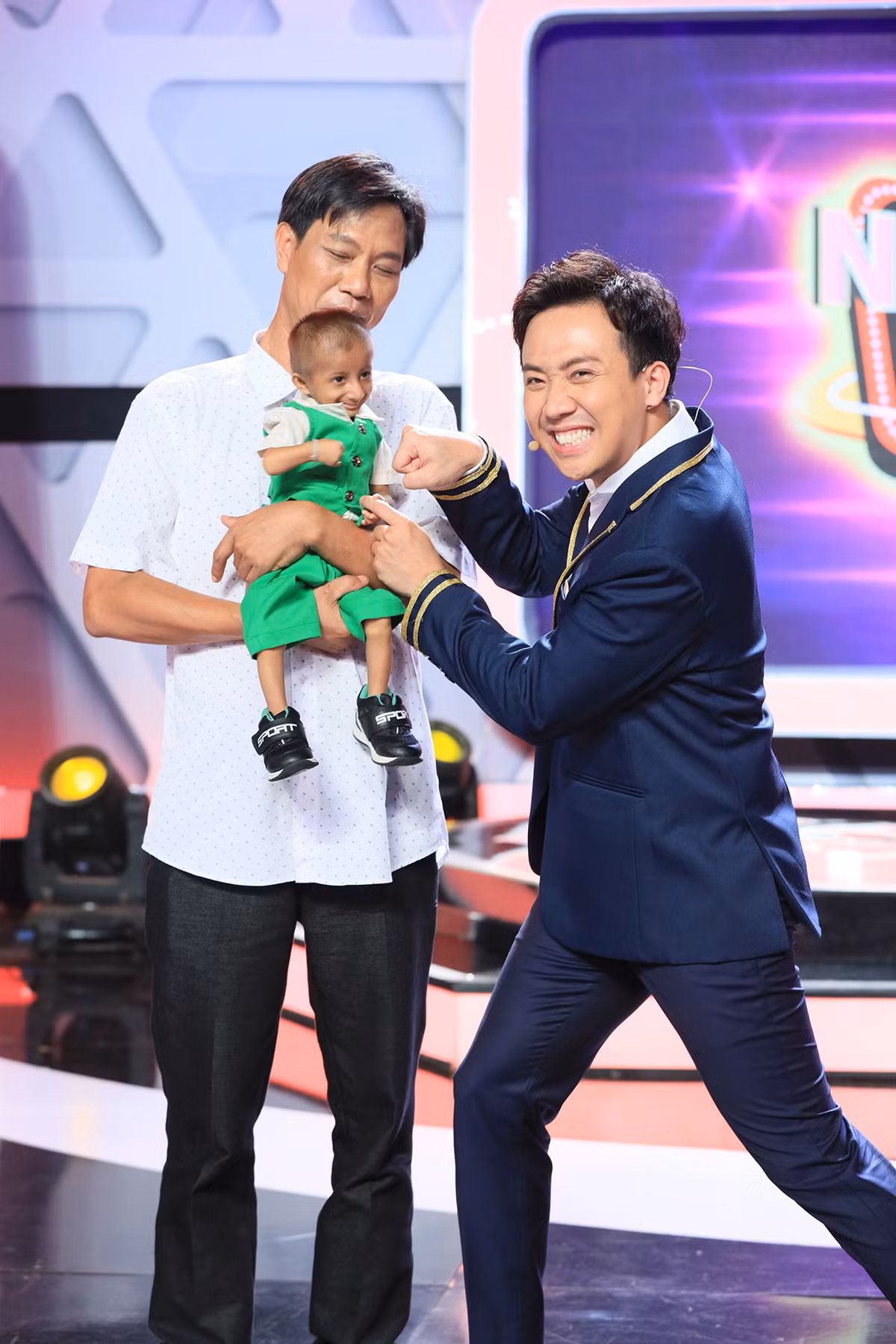 Khoảnh khắc K’Rể xuất hiện trên sân khấu lại là khoảnh khắc lắng đọng nhất bởi đứng trên sân khấu là một cậu bé 10 tuổi bị nhốt trong cơ thể chỉ cao gần 60 cm. Cậu bé đáng yêu, hồn nhiên này là tên đầy đủ là Đinh Văn K’Rể hay mọi người vẫn gọi em là cậu bé tí hon. Em sinh ra không được may mắn như các bạn đồng trang lứa, em bị mắc hội chứng Seckel (hội chứng người lùn đầu chim), trên thế giới chỉ có 10 ca được ghi nhận.