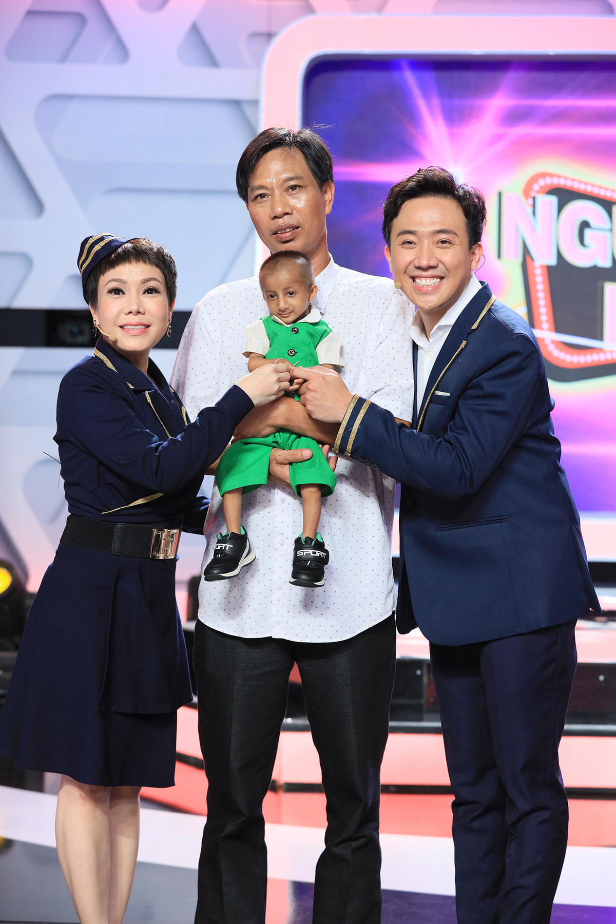 Cho dù hóa trang kỹ lưỡng cách mấy thì những câu trả lời mộc mạc, chân thành từ tấm lòng hướng thiện của người bí ẩn ở vị trí số 2 làm cả 2 đội đều chọn là đáp án cuối cùng. Từ bất ngờ, xúc động rồi lại hồi hộp tột độ chính là khoảnh khắc cậu bé tí hon K’Rể chạy đến ngồi gọn trong vòng tay người bí ẩn số 2. Dù trước đó cậu bé đã không nhận ra người thầy cũng là cha nuôi của mình sau lớp hóa trang lạ lẫm, không giống như em vẫn hay gặp mỗi ngày.