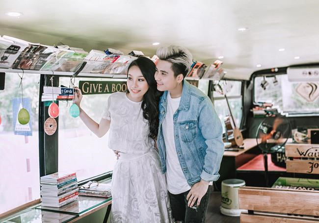 Đầu năm 2017, diễn viên Mạnh Quân bất ngờ tuyên bố kết hôn với bạn gái Kim Lê. Trước khi về chung một nhà, cặp đôi hẹn hò được 4 năm. Hot boy Hà thành cũng thường xuyên đăng tải ảnh chụp chung, thể hiện tình cảm tại trang cá nhân.