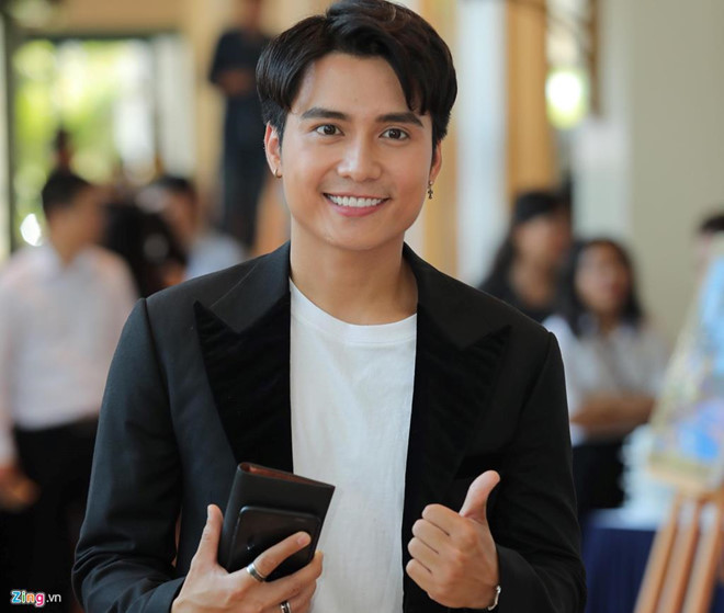 "Tôi thực lòng cũng không muốn làm hình ảnh quá trẻ trung nữa, tôi muốn có những vai diễn mới như một ông bố, hoặc nhân vật gai góc hơn. Ai rồi cũng sẽ thay đổi, tôi muốn mình chững chạc hơn thay vì những vai học sinh, sinh viên hay giáo viên", anh chia sẻ với Zing.vn.