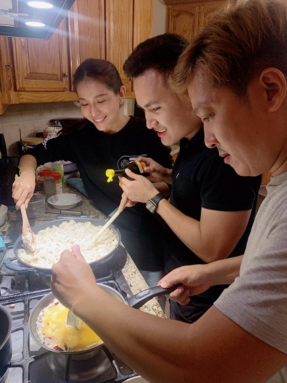 Con Truong Giang hanh dong cuc yeu khi thay ba qua dien thoai-Hinh-2