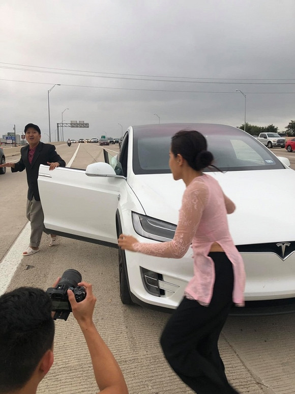 Con Truong Giang hanh dong cuc yeu khi thay ba qua dien thoai-Hinh-4