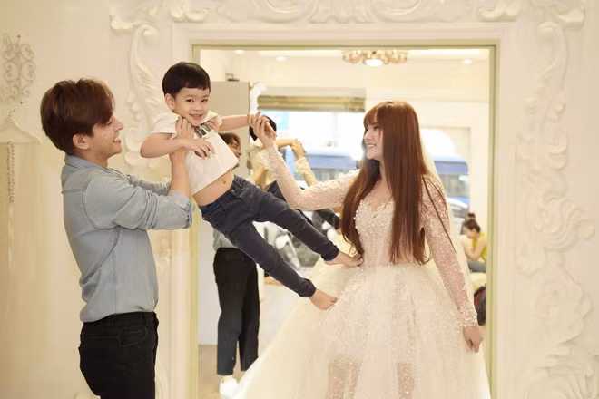  Thu Thủy cùng bạn trai kém 10 tuổi Kin Nguyễn và con trai đi thử váy cưới. Trước đó, có thông tin cặp đôi tổ chức lễ cưới vào 4/7 tại một nhà hàng ở Đà Lạt, tuy nhiên đại diện của Thu Thủy từ chối đưa ra câu trả lời. Trong loạt hình thử váy cưới, nữ ca sĩ chọn thiết kế có tùng váy rộng.