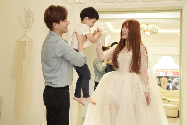 “Cảm ơn anh vì đã cầu hôn em, cho em được cảm nhận hạnh phúc và niềm tin vào tình yêu mà anh dành cho em. Anh hãy nghe tiếng cười của con đi. Con vui, hạnh phúc là em cũng vui và hạnh phúc theo. Yêu anh rất nhiều”, nữ ca sĩ xúc động viết.