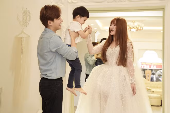 “Cảm ơn anh vì đã cầu hôn em, cho em được cảm nhận hạnh phúc và niềm tin vào tình yêu mà anh dành cho em. Anh hãy nghe tiếng cười của con đi. Con vui, hạnh phúc là em cũng vui và hạnh phúc theo. Yêu anh rất nhiều”, nữ ca sĩ xúc động viết.