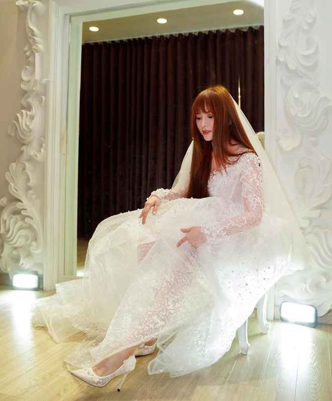 Ca sĩ Thu Thủy sinh năm 1984. Cô kết hôn năm 2014 và sinh con đầu lòng một năm sau đó. Tháng 11/2017, cô xác nhận ly hôn sau 17 năm gắn bó với chồng doanh nhân. Cô chính thức giới thiệu bạn trai Kin Nguyễn vào tối 10/6 vừa qua.