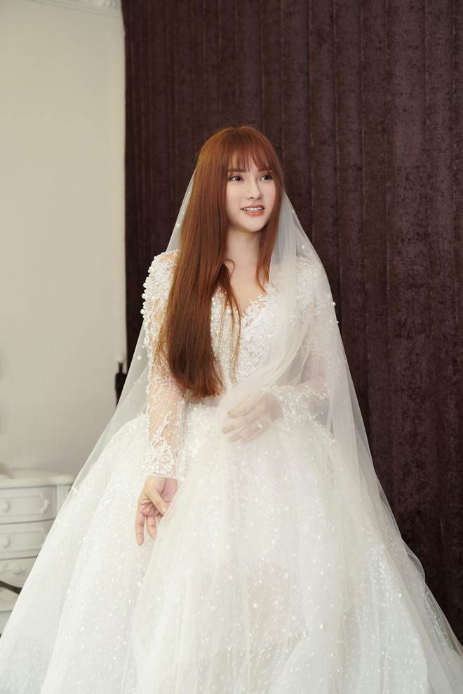 Sau đó, trên trang cá nhân, nữ ca sĩ cũng dành nhiều lời ngọt ngào cho bạn trai. Cô cho biết bản thân từng trải qua nỗi ám ảnh vì hôn nhân đổ vỡ. Vì thế, nữ ca sĩ “tự động khoá trái tim mình, không cho phép nó rung động, không cảm xúc, lạnh nhạt và thờ ơ với những người khác phái khi họ đến”.