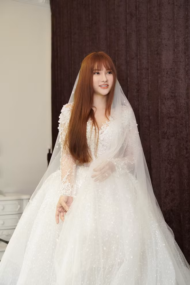 Sau đó, trên trang cá nhân, nữ ca sĩ cũng dành nhiều lời ngọt ngào cho bạn trai. Cô cho biết bản thân từng trải qua nỗi ám ảnh vì hôn nhân đổ vỡ. Vì thế, nữ ca sĩ “tự động khoá trái tim mình, không cho phép nó rung động, không cảm xúc, lạnh nhạt và thờ ơ với những người khác phái khi họ đến”.