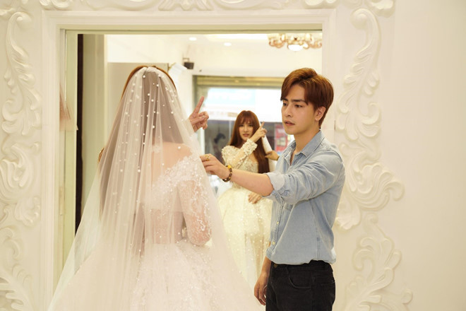 Thu Thủy được bạn trai cầu hôn vào tối 19/6. Trong video ghi lại khoảnh khắc tình cảm của cặp đôi, Kin Nguyễn chia sẻ: "Em cho anh biết thế nào là hạnh phúc và mục đích anh sống trên cuộc đời này là gì. Anh đến để bảo vệ 2 mẹ con. Hãy cho anh được bảo vệ 2 mẹ con suốt cuộc đời này khỏi những đớn đau". Sau đó, anh quỳ gối cầu hôn Thu Thủy: "Làm vợ anh nhé em".