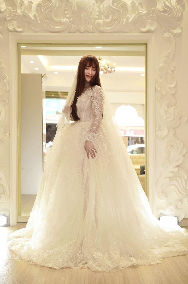 Cô tâm sự: “Hai năm sau đó, anh xuất hiện như một định mệnh. Anh nhắc nhở em phải luôn giữ sức khoẻ để lo cho con. Em cũng không suy nghĩ nhiều cho đến khi anh gặp con. Anh nắm tay con, ôm con vào lòng, cho con ăn, mua đồ chơi rồi chơi với con. Những chân tình đó từ anh như chìa khoá mở từng nút thắt mà em đã khoá chặt trái tim bao lâu nay”.