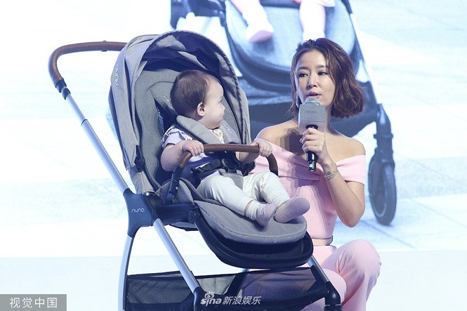 Bỏ qua những khiếm khuyết ngoại hình, bà xã Hoắc Kiến Hoa ghi điểm nhờ thái độ thân thiện, cùng khả năng chơi với trẻ em.