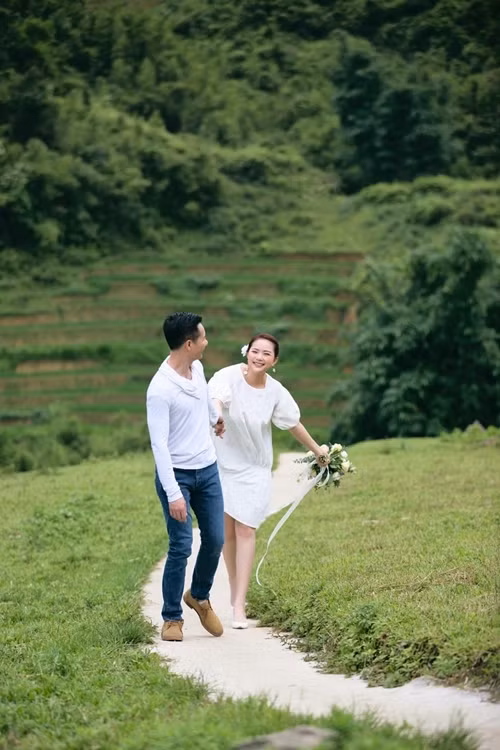 Không chỉ ủng hộ kinh doanh, hỗ trợ chăm con mà đại gia Đức An chẳng ngại vào bếp nấu ăn, dọn dẹp.