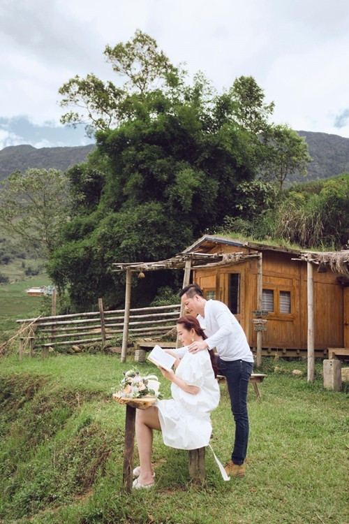 Phan Như Thảo và chồng đại gia mặc trang phục giản dị, tay cầm hoa cưới, ngắm khung cảnh thiên nhiên hùng vĩ.