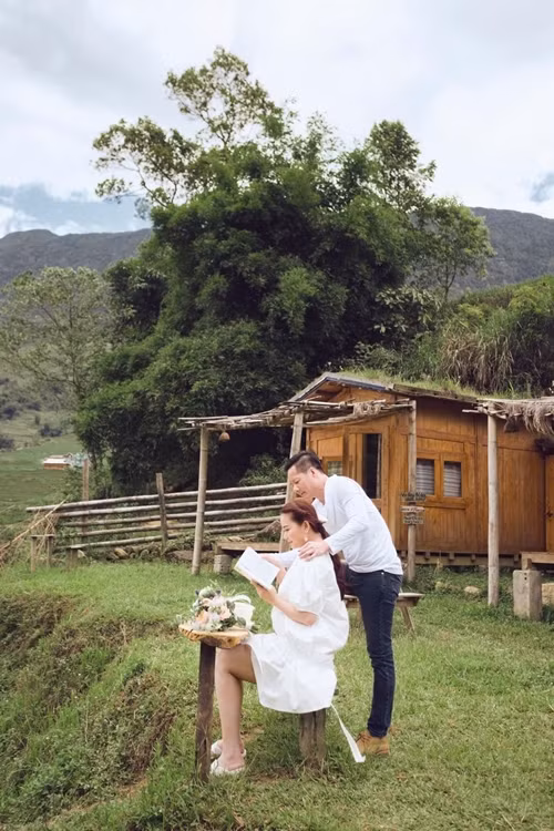 Phan Như Thảo và chồng đại gia mặc trang phục giản dị, tay cầm hoa cưới, ngắm khung cảnh thiên nhiên hùng vĩ.