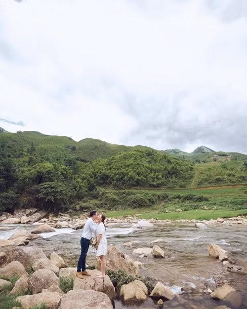 Trong đó, ông xã đại gia không ngại dành cho vợ những cử chỉ "tình bể bình" và còn tái hiện khoảnh khắc cầu hôn Phan Như Thảo.