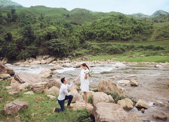 Trải qua nhiều năm sống chung, vợ chồng Phan Như Thảo vẫn lãng mạn như lúc mới yêu.