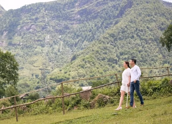 Bên cạnh đó, cặp đôi còn ghi lại những khoảnh khắc ngoại cảnh tại nơi đây.