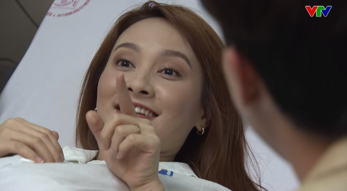 Clip trích đoạn hé lộ cảnh phim được cho là Thư hóa điên trên giường bệnh khiến khán giả xót xa.