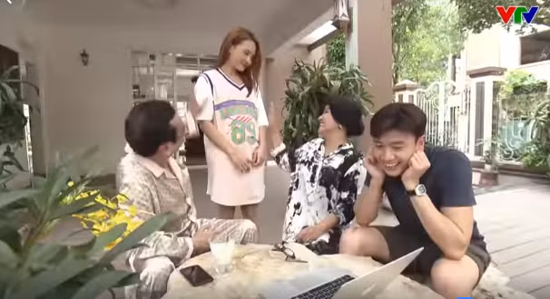 Một trong những nhân vật được khán giả yêu thích nhất là Anh Thư. Nữ biên kịch tiết lộ khi Bảo Thanh mới đọc hết 50 tập kịch bản, nữ diễn viên nói rằng cô đã khóc sưng cả mắt và vô cùng tò mò không biết số phận của mình sẽ đi về đâu. Biết kịch bản chưa viết xong, Bảo Thanh bảo thế cho xem đề cương toàn bộ kịch bản vì cô cảm thấy như mình không thể chờ nữa. Còn Quốc Trường, diễn viên thủ vai Vũ trong Về nhà đi con tâm sự với VietNamNet: "Vũ là nhân vật cực kỳ biến hóa, diễn biến phim diễn ra trong khoảng 5 năm nhưng diễn biến tâm lý cực nhiều, phức tạp vô cùng, cung bậc cảm xúc thay đổi liên tục, từ một gã trẻ con mê mái nhưng sau cực kỳ điềm đạm". Quốc Trường cho biết nhân vật Vũ tiết lộ sau này hiển nhiên Vũ phải trả giá.