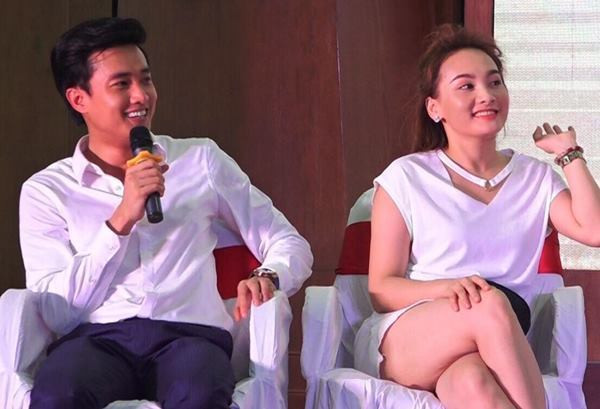 "Về nhà đi con" đang là bộ phim thu hút sự quan tâm lớn của khán giả. Phim đã phát sóng được hơn một nửa và được dự báo là có nhiều tình huống bất ngờ phía trước. Biên kịch Thu Thủy từng chia sẻ với VietNamNet: "Với ba cô gái của bố Sơn, ở từng giai đoạn chúng tôi đều dành cho họ những sự đầu tư nhất định. Chúng tôi tin rằng sau này, khi dõi theo cuộc hôn nhân kịch tính của Huệ, dõi theo chuyện tình éo le ngang trái của Thư, thì sẽ thấy nhóm biên kịch thật sự rất công bằng".