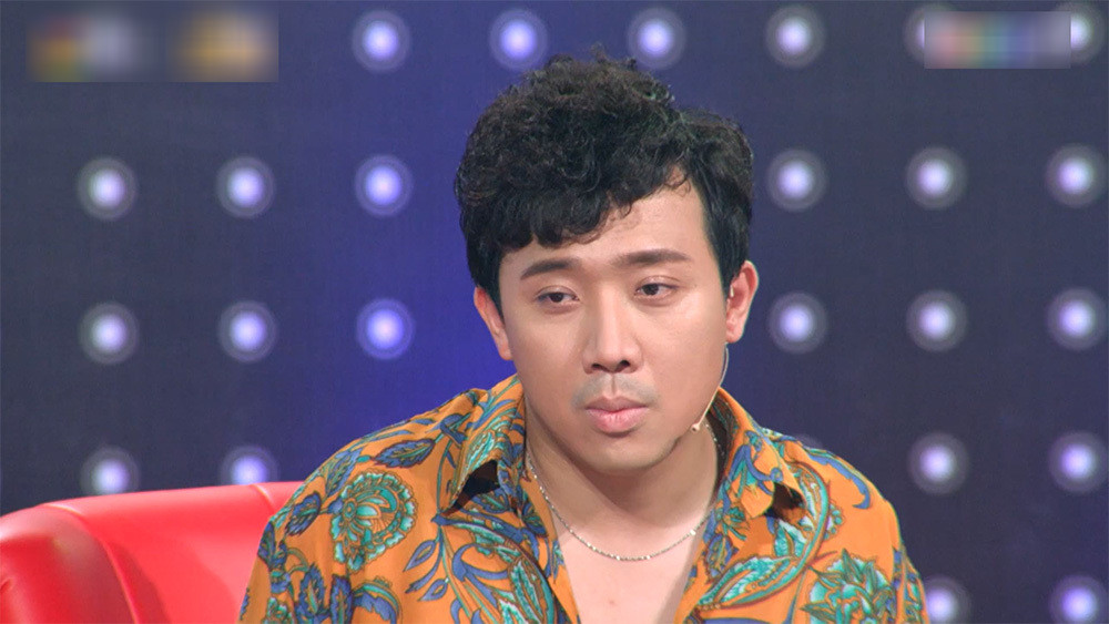 Không dừng lại ở đó, Vũ Cát Tường cũng hùa theo: “Anh ơi, em còn phát hiện thêm một lỗ nữa” khiến trường quay cười không ngớt. Danh hài Trấn Thành “muối mặt”, chỉ biết dặn đàn em giấu luôn và đánh trống lảng cho Đại Nghĩa tiếp tục chương trình. Nam nghệ sĩ cũng không quên trách Trương Quỳnh Anh: “Nhỏ này nhạy cảm, nghe cái rẹt là tố liền”.