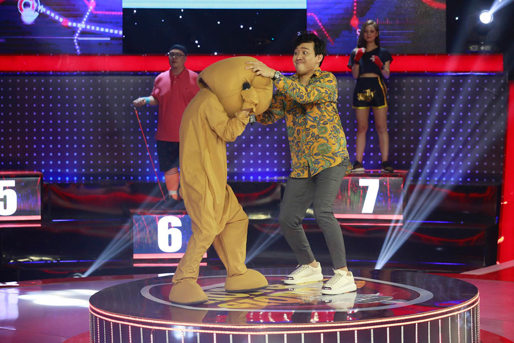 Đến vòng 2, các khách mời tiếp tục loại đi hai giọng ca thảm họa. Chàng trai số 2 mang đến ca khúc “Xin lỗi tình yêu” với cách thể hiện độc lạ, “lời đi trước, nhạc theo sau”. Tiếp đó, anh chàng gấu bông cũng phô bày giọng hát dở qua bài hát “Ok mình chia tay”. Trấn Thành phải lên tận sân khấu, cởi bỏ trang phục của anh chàng để anh lộ diện. Tuy nhiên, nam thí sinh vẫn nhất quyết giấu mặt và hứa hẹn sẽ xuất hiện tiếp ở những tập sau.