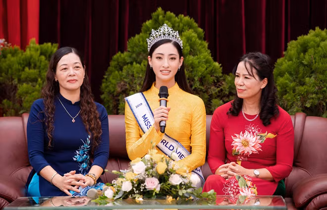 Mẹ đẻ của Lương Thùy Linh cùng con gái về thăm trường cũ. Ban đầu, người đẹp không được gia đình đồng ý cho đi thi hoa hậu. Nhưng cuối cùng bằng sự kiên trì, Thùy Linh đã thuyết phục được bố mẹ và người thân ủng hộ.