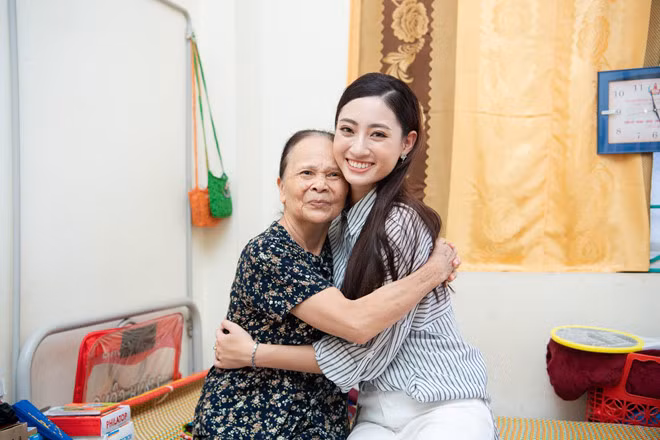 Sinh ra trong gia đình khá giả song cuộc sống sinh viên của Lương Thùy Linh cũng giống như bao bạn trẻ tỉnh lẻ khác. Cô ở trọ trong căn phòng 20 m2 cùng hai người bạn, đi làm thêm kiếm tiền. "Tôi đi làm thêm ngay sau một tháng vào Đại học Ngoại thương. Thu nhập không quá nhiều nhưng tôi rất vui và tự hào về bản thân khi 18 tuổi đã kiếm được tiền, chi trả cho những sở thích của mình", Thùy Linh tâm sự.