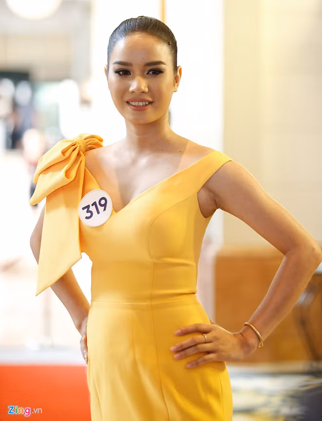 Phạm Anh Thư cũng là gương mặt quen vì vừa dừng chân ở top 15 cuộc thi Miss World Vietnam. Cô sở hữu chiều cao 1,75 m cùng số đo 86-61-92. Chân dài chia sẻ lần thứ hai đi thi sắc đẹp trong năm nay song cô vẫn cảm thấy hồi hộp. Trước cuộc thi, cô đã tập gym kết hợp chế độ ăn phù hợp để tăng cân.