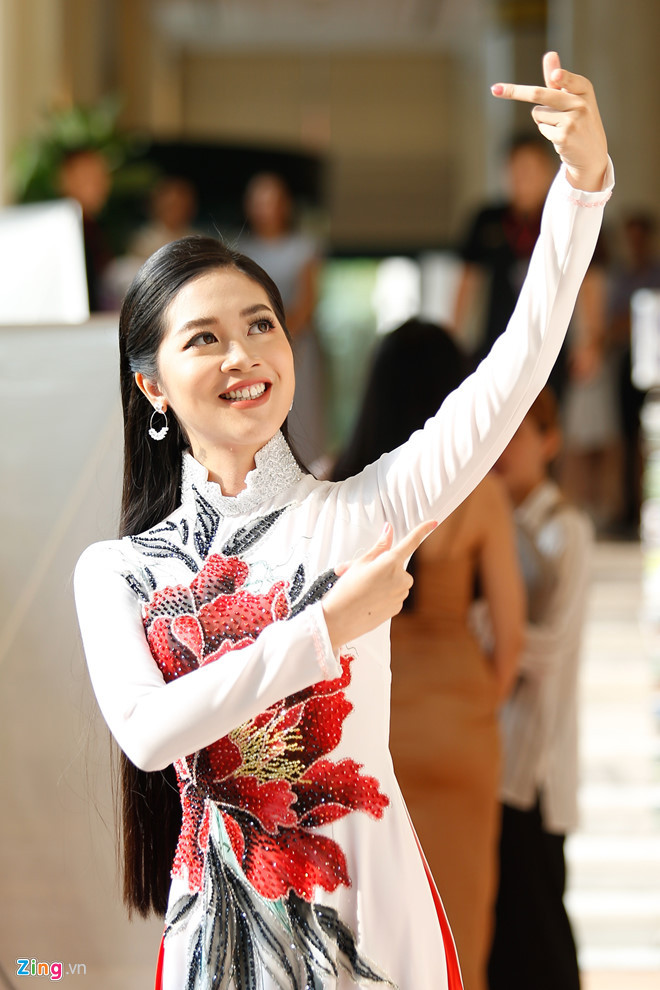Vũ Quỳnh Trang, 22 tuổi, là một trong số ít thí sinh diện áo dài tại vòng sơ khảo Hoa hậu Hoàn vũ Việt Nam. Cô chia sẻ: "Tôi cảm thấy tự tin nhất khi mặc áo dài truyền thống".