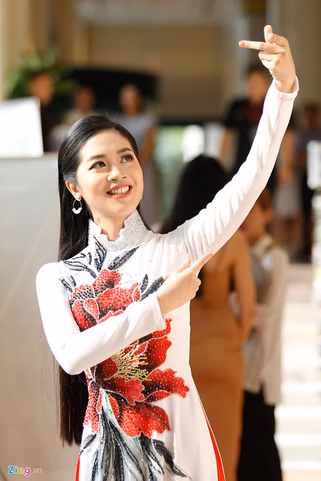 Vũ Quỳnh Trang, 22 tuổi, là một trong số ít thí sinh diện áo dài tại vòng sơ khảo Hoa hậu Hoàn vũ Việt Nam. Cô chia sẻ: "Tôi cảm thấy tự tin nhất khi mặc áo dài truyền thống".