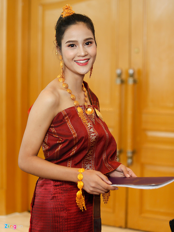 Một thí sinh dân tộc khác được chú ý là Un Thị Loi, sinh năm 2000. Cô sinh ra trong gia đình có mẹ là người Lào, bố thuộc dân tộc Giẻ Triêng. Có lợi thế gương mặt xinh đẹp, song điểm trừ đáng tiếc của Un Thị Loi là chiều cao không nổi bật (dưới 1,7 m). Đây sẽ là điểm bất lợi cho cô khi cạnh tranh với những thí sinh khác.